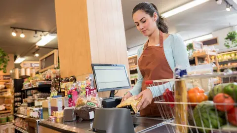 Cajera en supermercado - Foto de andresr de Getty Images Signature