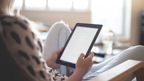 Mujer utilizando un libro electr&oacute;nico - Foto de Pexels de Pixabay