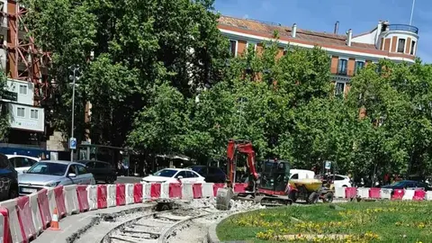 Ra&iacute;les del antiguo tranv&iacute;a hallados en la Puerta de Alcal&aacute;