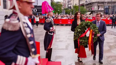 La presidenta de la Comunidad de Madrid, Isabel D&iacute;az Ayuso junto al alcalde de Madrid, Jos&eacute; Luis Mart&iacute;nez Almeida, en los actos institucionales del 2 de mayo - Ayuntamiento de Madrid