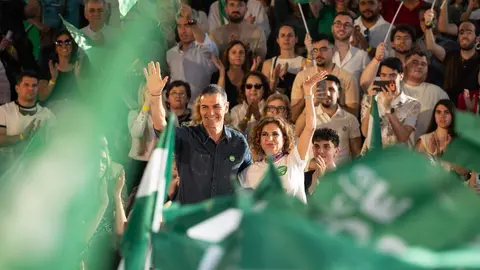Pedro S&aacute;nchez y la candidata del PSOE-A a las elecciones, Mar&iacute;a Jes&uacute;s Montero, en un mitin | Foto de PSOE-A