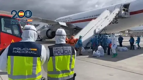 Dos polic&iacute;as junto al avi&oacute;n de los espa&ntilde;oles del crucero | Imagen de Polic&iacute;a Nacional