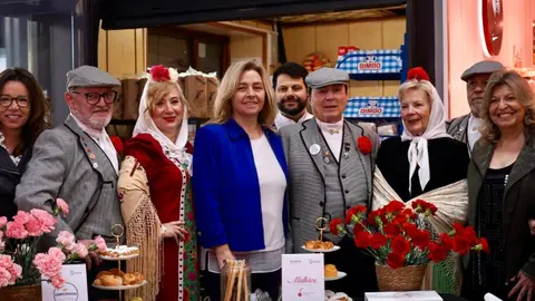 La vicealcaldesa de Madrid, Inma Sanz, acompa&ntilde;ada de la delegada de Econom&iacute;a, Innovaci&oacute;n y Hacienda, Engracia Hidalgo, y la concejala de Tetu&aacute;n, Paula G&oacute;mez-Angulo, visita el mercado municipal del distrito - Foto Ayuntamiento de Madrid