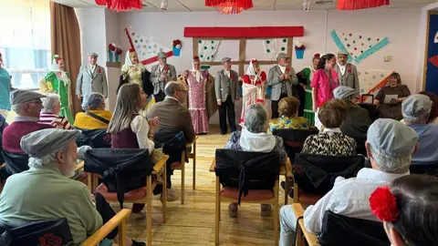 Im&aacute;genes de la actuaci&oacute;n castiza a cargo de la Federaci&oacute;n de Grupos Tradicionales Madrile&ntilde;os que el Ayuntamiento de Madrid ha organizado en la Residencial Municipal Margarita Retuerto con motivo de las Fiestas de San Isidro
