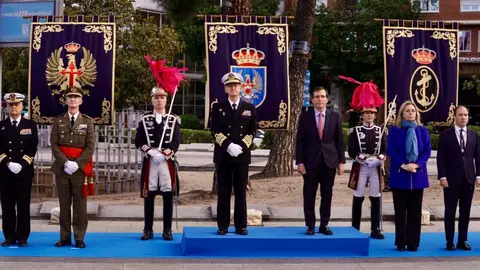 El alcalde de Madrid, Jos&eacute; Luis Mart&iacute;nez-Almeida, junto al JEMAD y la vicealcaldesa en la ceremonia de izado de bandera de San Isidro - Foto Ayuntamiento de Madrid