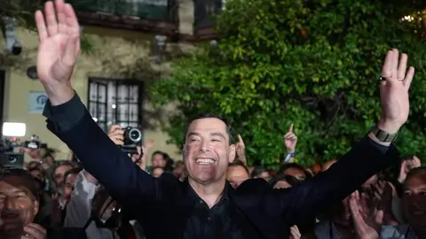 Juanma Moreno agradece a los simpatizantes del PP su apoyo en Sevilla - Foto PP