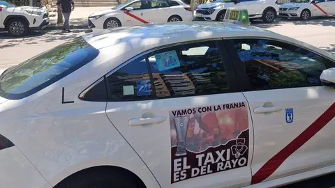 &ldquo;Vamos con la franja. El taxi es del Rayo&rdquo; es el mensaje de las pegatinas que llevar&aacute;n los taxis. Fuente: FPTM