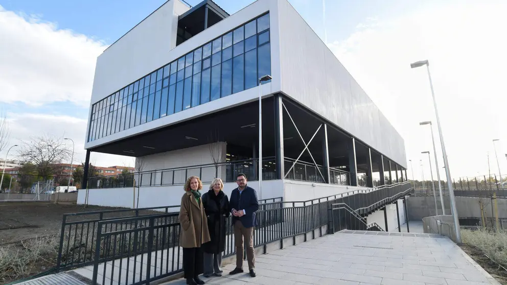 García Romero visita el nuevo centro cultural con biblioteca del Ensanche de Vallecas