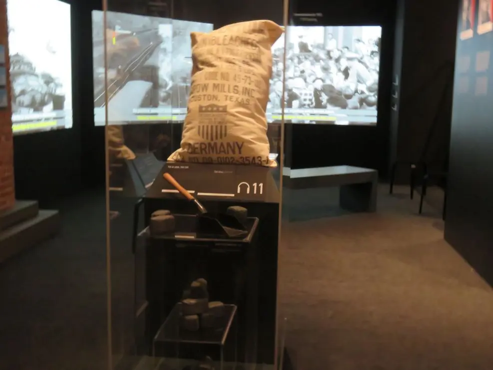 exposición El Muro de Berlín. Un mundo dividido en la Fundación Canal (21)