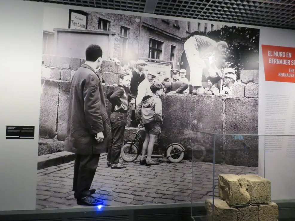 exposición El Muro de Berlín. Un mundo dividido en la Fundación Canal (28)