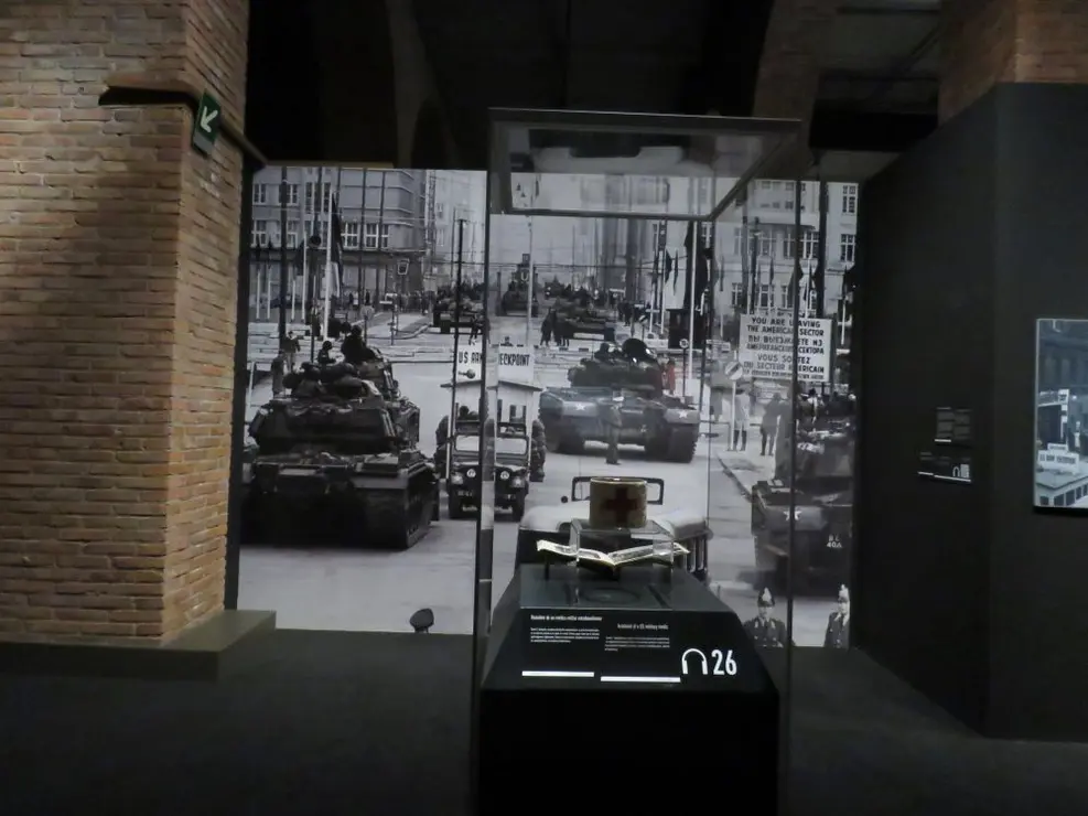 exposición El Muro de Berlín. Un mundo dividido en la Fundación Canal (32)