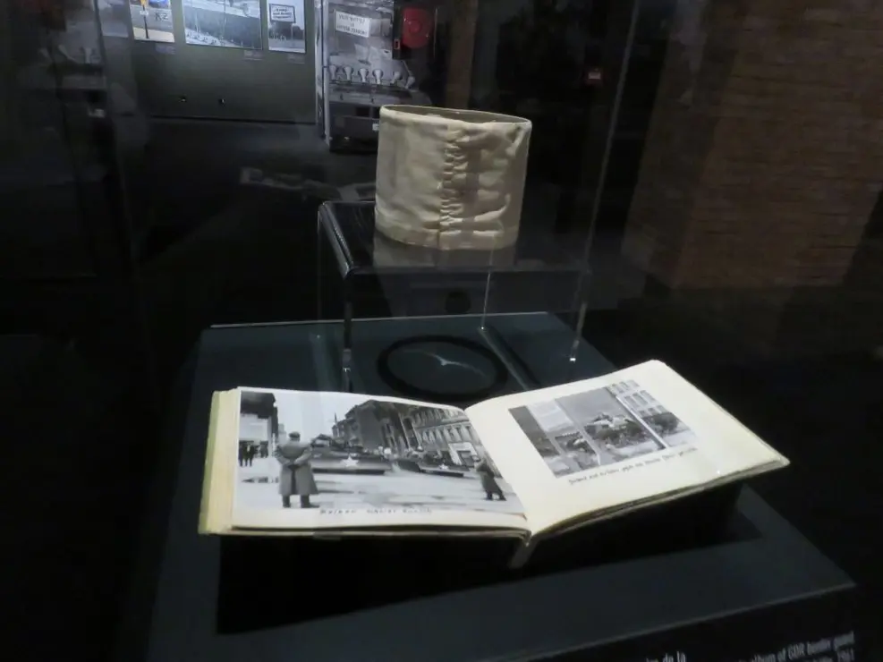 exposición El Muro de Berlín. Un mundo dividido en la Fundación Canal (34)