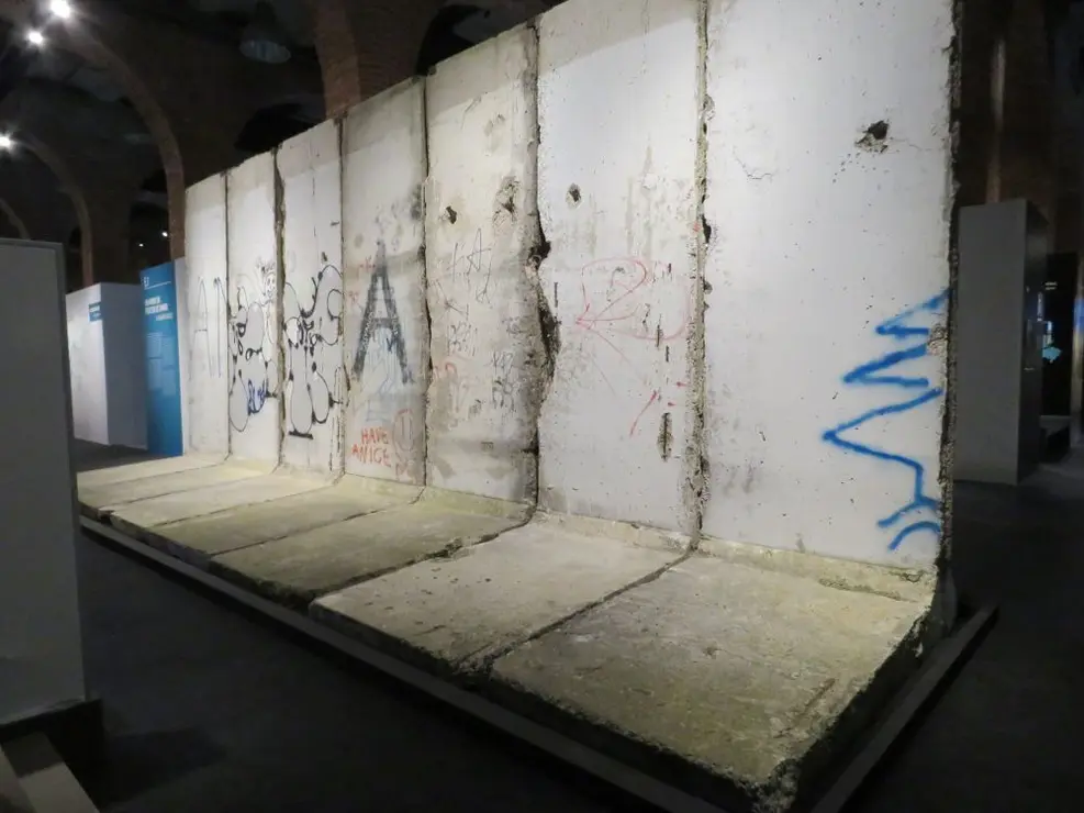 exposición El Muro de Berlín. Un mundo dividido en la Fundación Canal (37)
