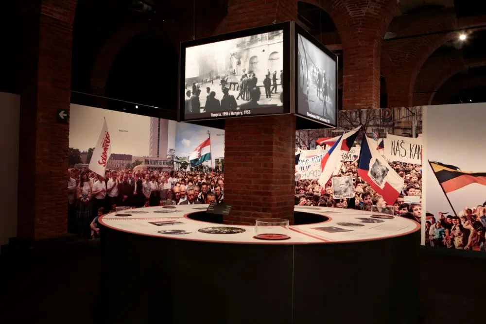 exposición El Muro de Berlín. Un mundo dividido en la Fundación Canal (1)