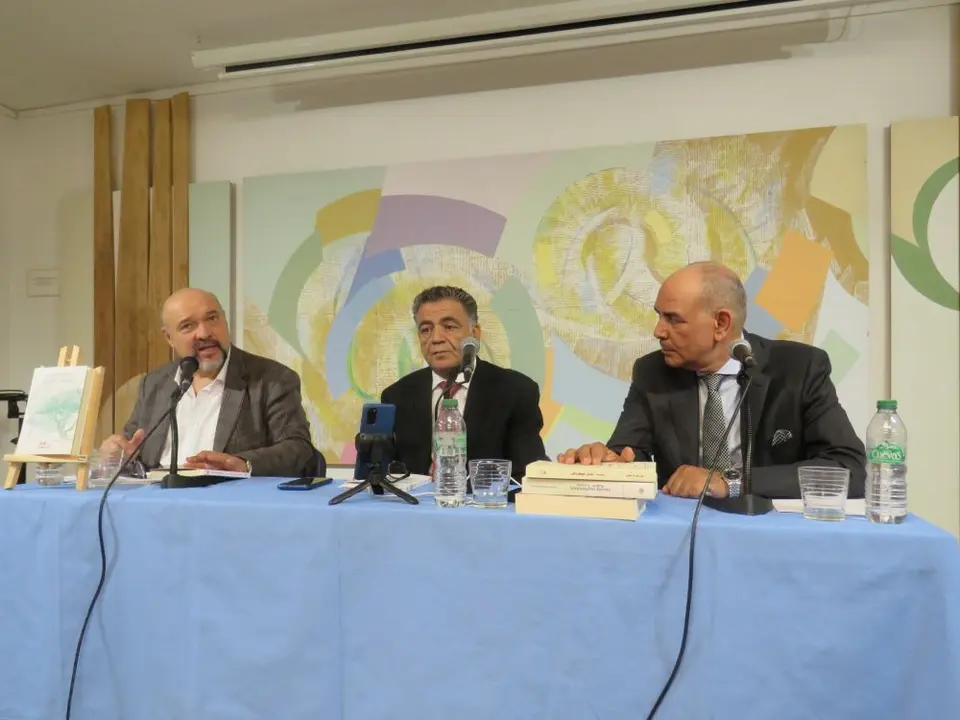 Basilio Rodríguez Cañada, presidente del Grupo Editorial Sial Pigmalión; Ridha Mami, catedrático de la universidad de La Manouba (Túnez) y prologuista del libro y el autor del libro, Maher Abder-Rahman