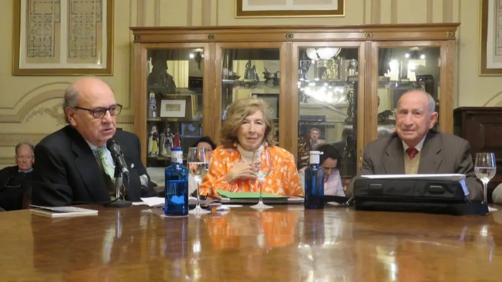 De izquierda a derecha, José Ignacio Ruiz Rodríguez; la ponente María Antonia García de León y Andrés Valverde