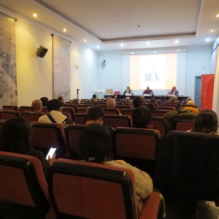 La presentación del libro tuvo lugar en el Salón de Actos de la Biblioteca Histórica Marqués de Valdecillas de la Universidad Complutense de Madrid