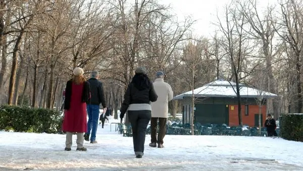 Imagen de una zona nevada en el Parque del Retiro de Madrid - Foto de Jorge Villa/Servimedia