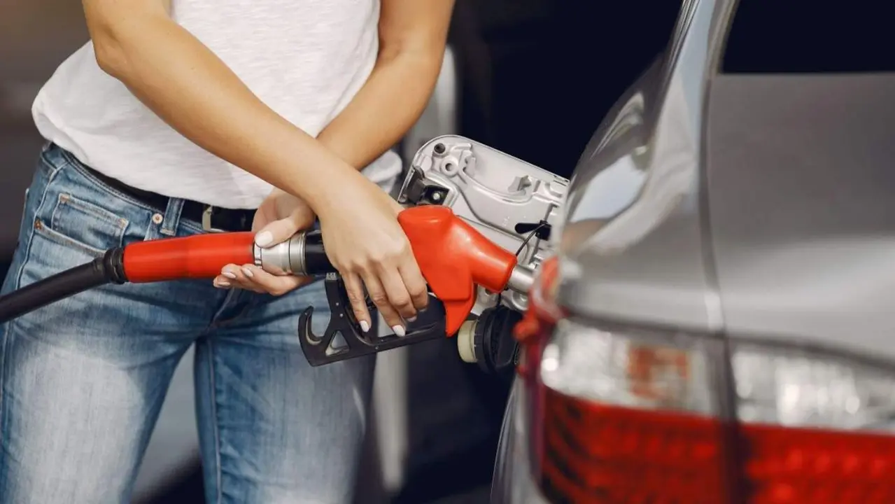 Mujer repostando gasolinera - Servimedia