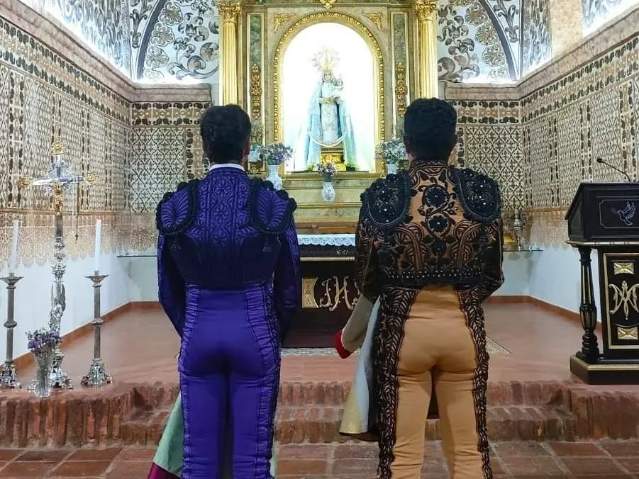 Dos toreros rezan antes de actuar en una plaza de toros - Foto de Víctor Carrasco