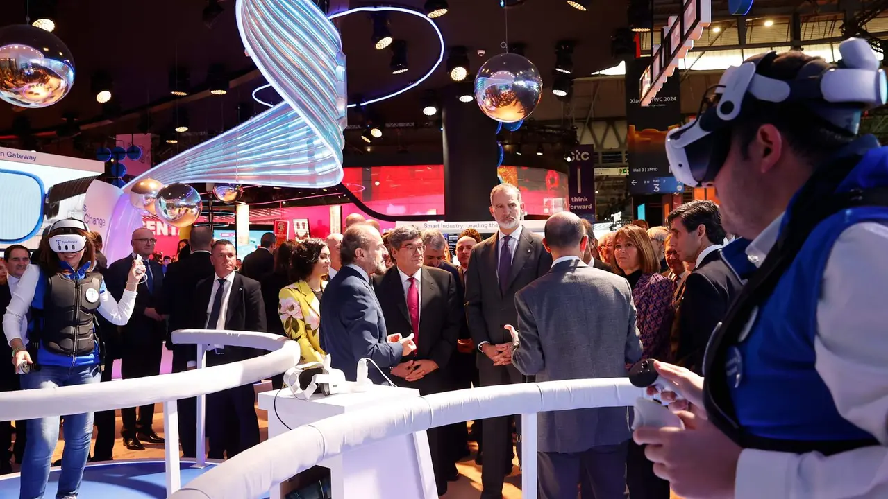 El rey Felipe, en el stand de Telefónica del MWC24 - Foto de Casa del Rey