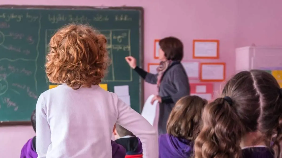 Una profesora imparte clase en un colegio - Foto de 123RF/samurkas