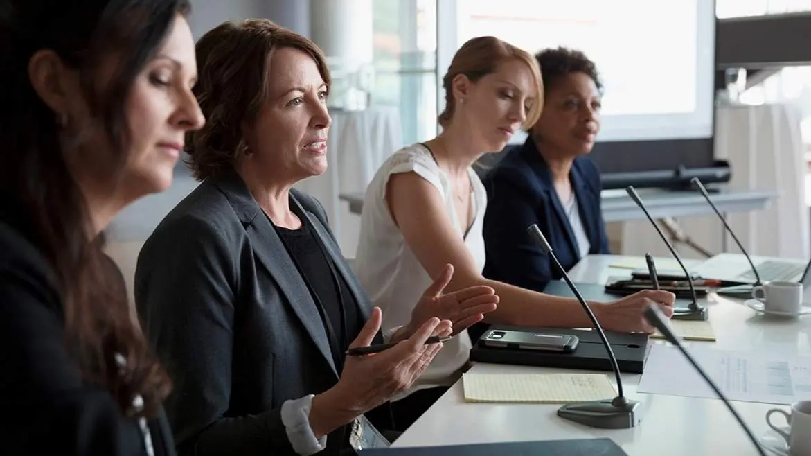 Mujeres en una reunión de trabajo - Grant Thornton - Servimedia