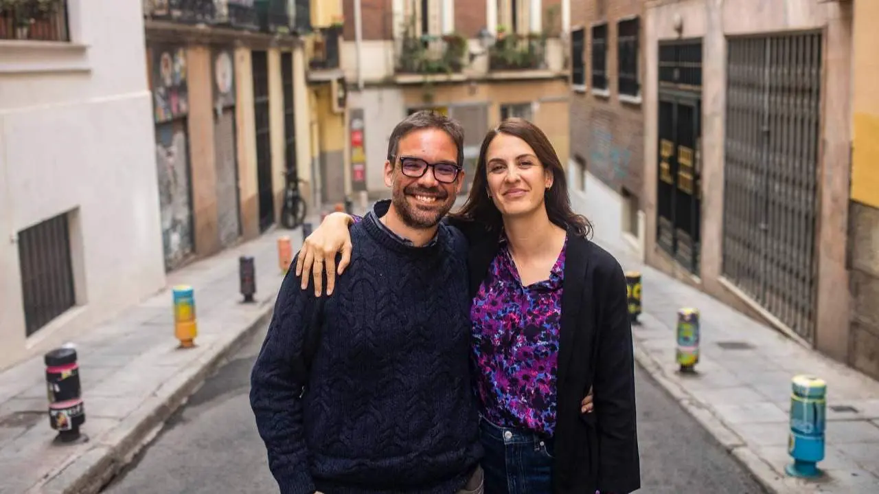 Rita Maestre junto a Álvaro Fernández Heredia - Foto de Más Madrid