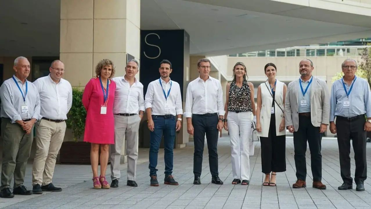 Feijóo posa junto a la dirección del partido en Cataluña y Barcelona - Foto del PP de Cataluña