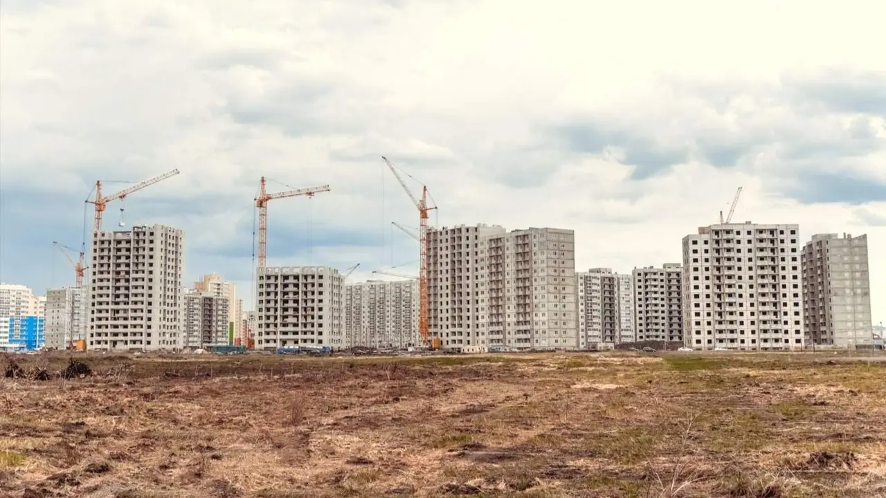 Suelo delante de unos bloques de viviendas en construcción - Foto de 123rf/misterforeman