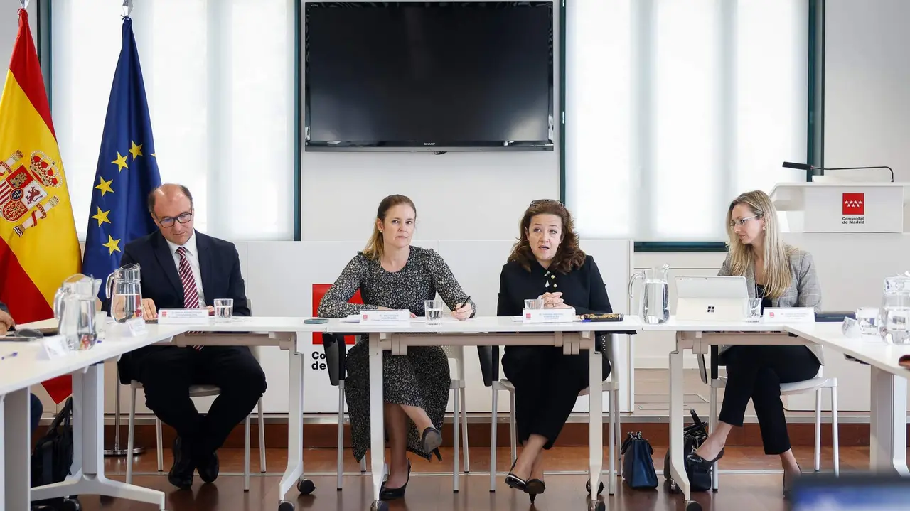 Las consejeras de Sanidad, Fátima Matute, y de Familia,  Juventud y Asuntos Sociales, Ana Dávila - Foto Comunidad de Madrid