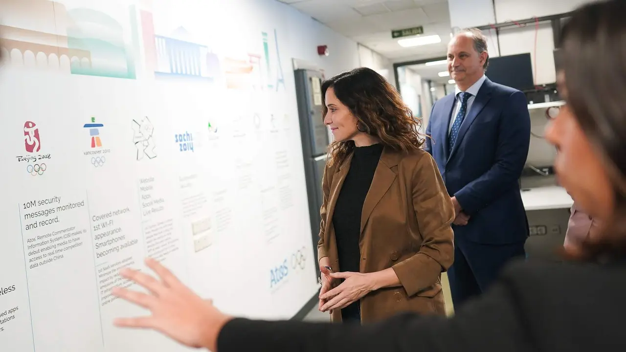 Isabel Díaz Ayuso, durante su visita hoy al Integration Testing Lab  de la empresa ATOS - Comunidad de Madrid