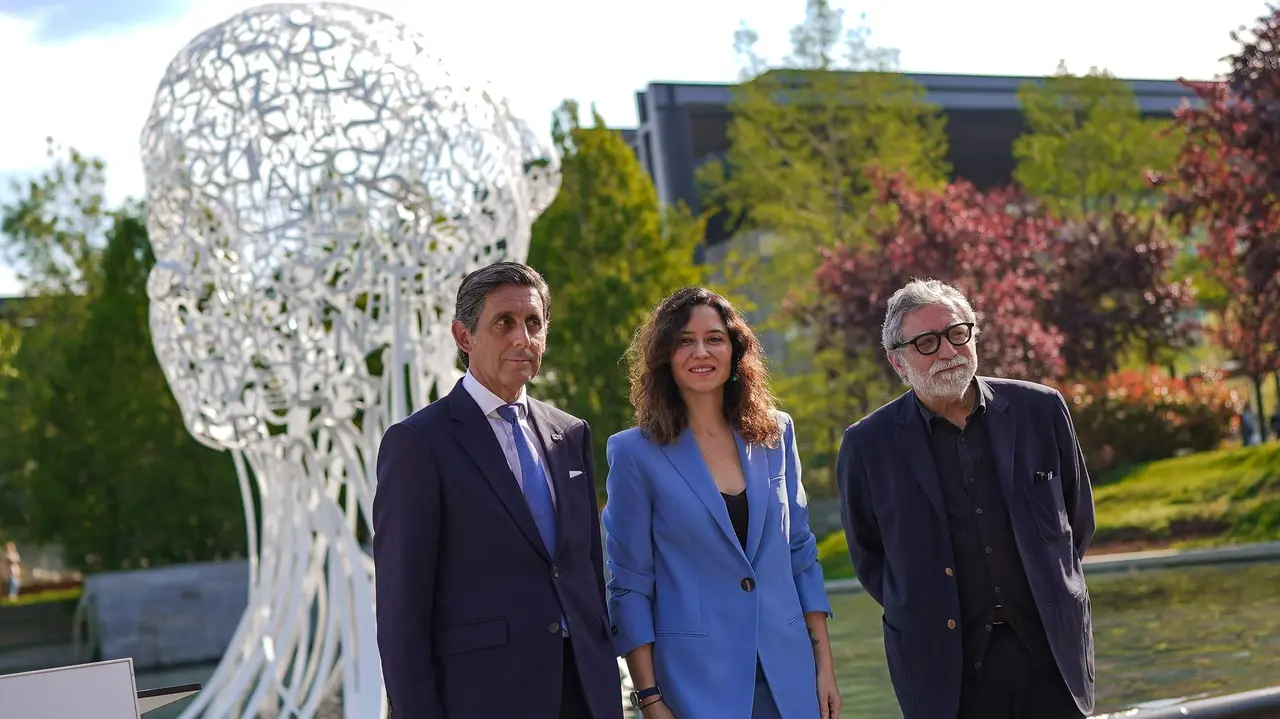 La presidenta de la Comunidad de Madrid, Isabel Díaz Ayuso ha clausurado hoy el acto de presentación de la escultura Iris - Comunidad de Madrid