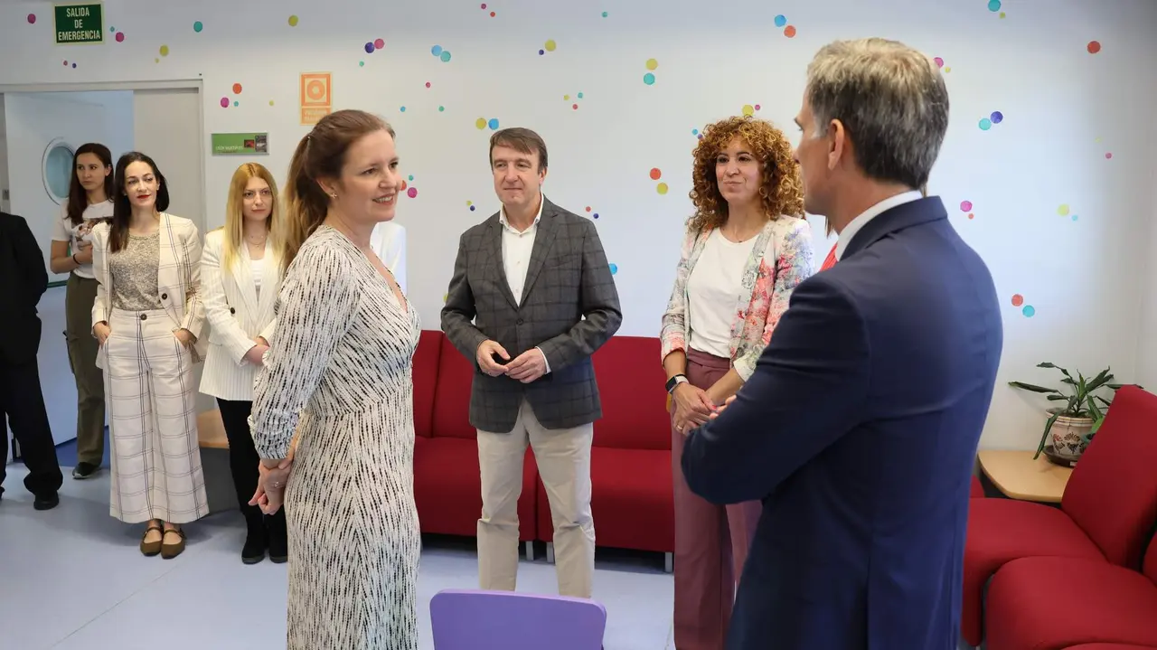 La consejera de Familia, Juventud y Asuntos Sociales, Ana Dávila en su visita al Centro de Atención  Temprana AMI-3 - Comunidad de Madrid