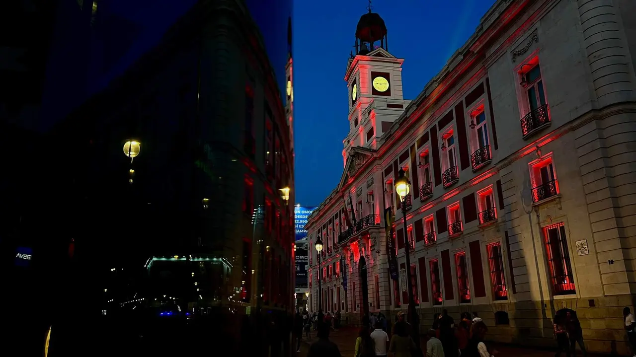 La Real Casa de Correos se ilumina de rojo por el Día Mundial de la Hemofilia - Comunidad de Madrid