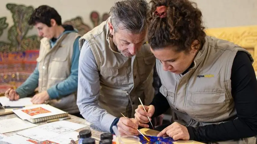 Paco Luis Martos trabajando con las restauradoras Florencia Olivera y Anna Bedmar en el taller del maestro ubetense - Servimedia