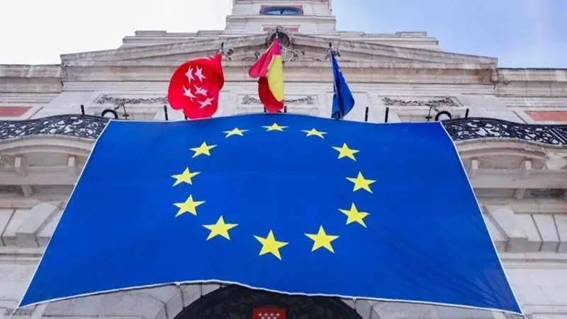 Momento del izado de la bandera de la Unió Europea en la sede de la Comunidad de Madrid - Foto de la web de la Comunidad de Madrid