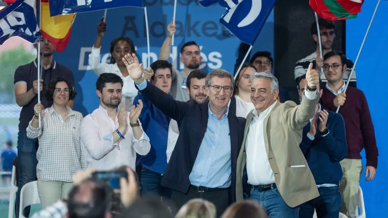 Feijóo y De Andrés se abrazan en el cierre de campaña - Foto de Diego Puerta/PP