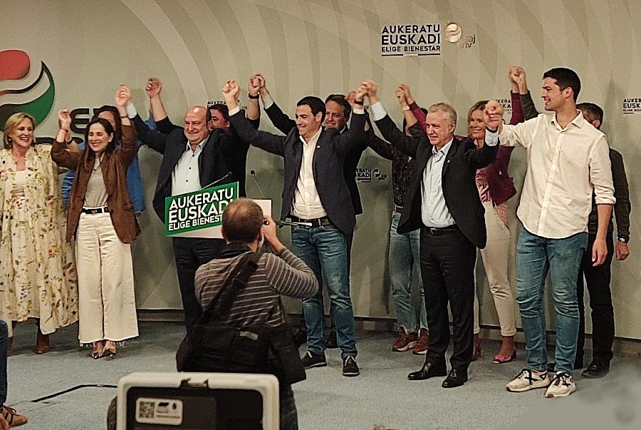 Los dirigentes del PNV celebran el resultado electoral - Foto de José María Rivas