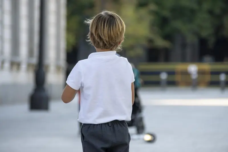 Imagen de un niño de espaldas - Jorge Villa/Servimedia