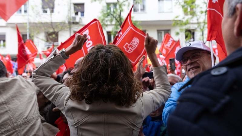 Montero, al salir de Ferraz para saludar a los simpatizantes - Foto del PSOE