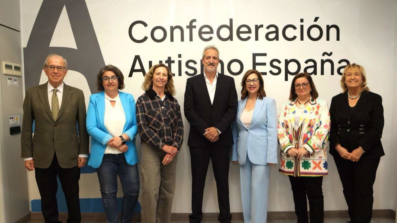 Pedro Ugarte Vera y la nueva Junta Directiva - Foto de la Confederación Autismo España
