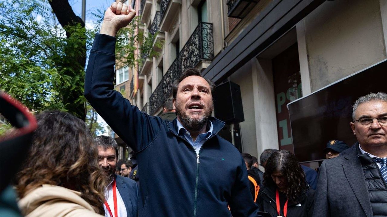 Óscar Puente, con los simpatizantes a las puertas de Ferraz el sábado - Foto del PSOE