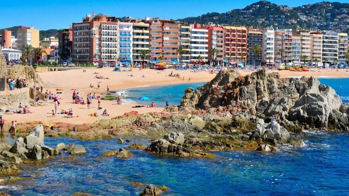 Bañistas en una playa de Lloret de Mar (Girona) - Foto de 123rf/nito500