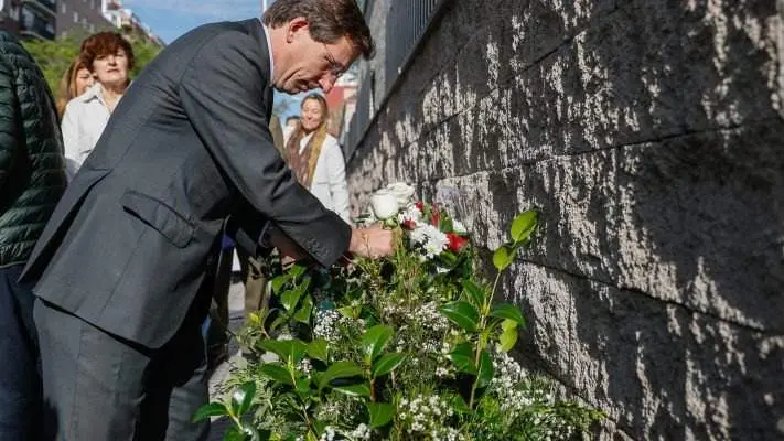 Almeida descubre una placa en recuerdo a Juan José Hernández - Foto del Ayuntamiento de Madrid