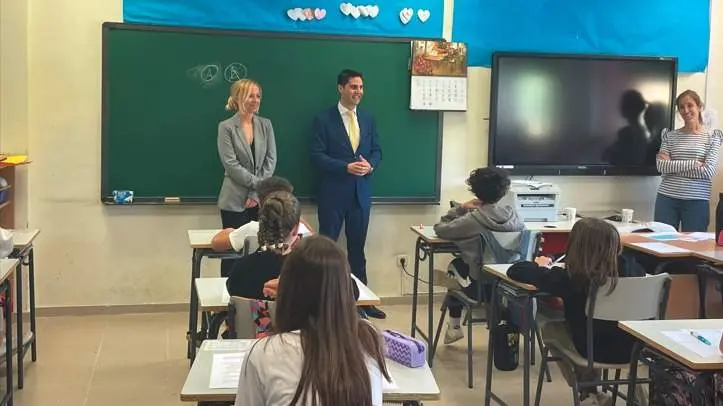 El consejero de Educación, Ciencia y Universidades en su visita al centro público de Primaria y Secundaria Adolfo Suárez - Comunidad de Madrid