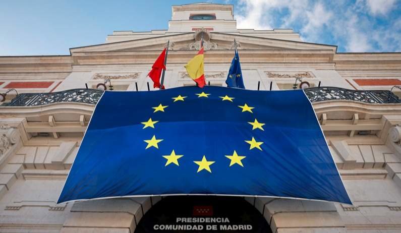 La Real Casa de Correos luce la bandera de la UE para conmemorar el Día de Europa - Comunidad de Madrid