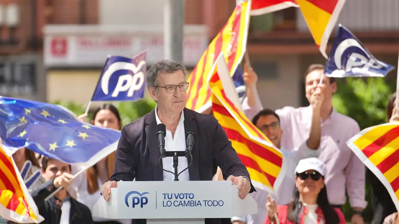 Feijóo interviene en un mitin en Badalona - David Mudarra/PP