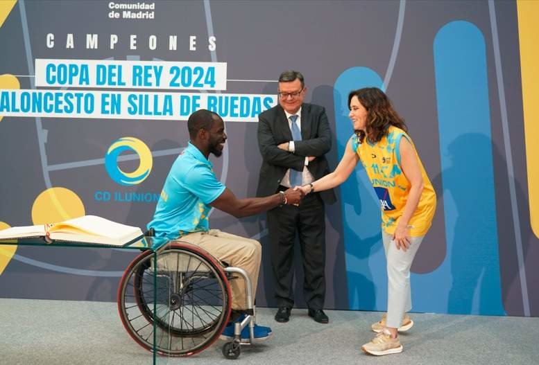 Díaz Ayuso homenajea al Club Deportivo Ilunion de Baloncesto en Silla de Ruedas - Comunidad de Madrid
