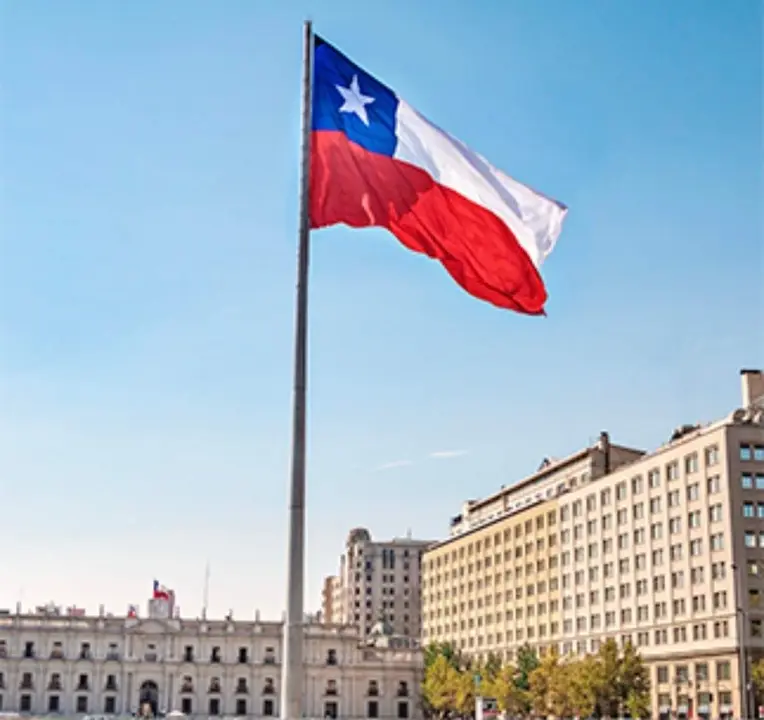 Bandera de Chile frente al Palacio de la Moneda